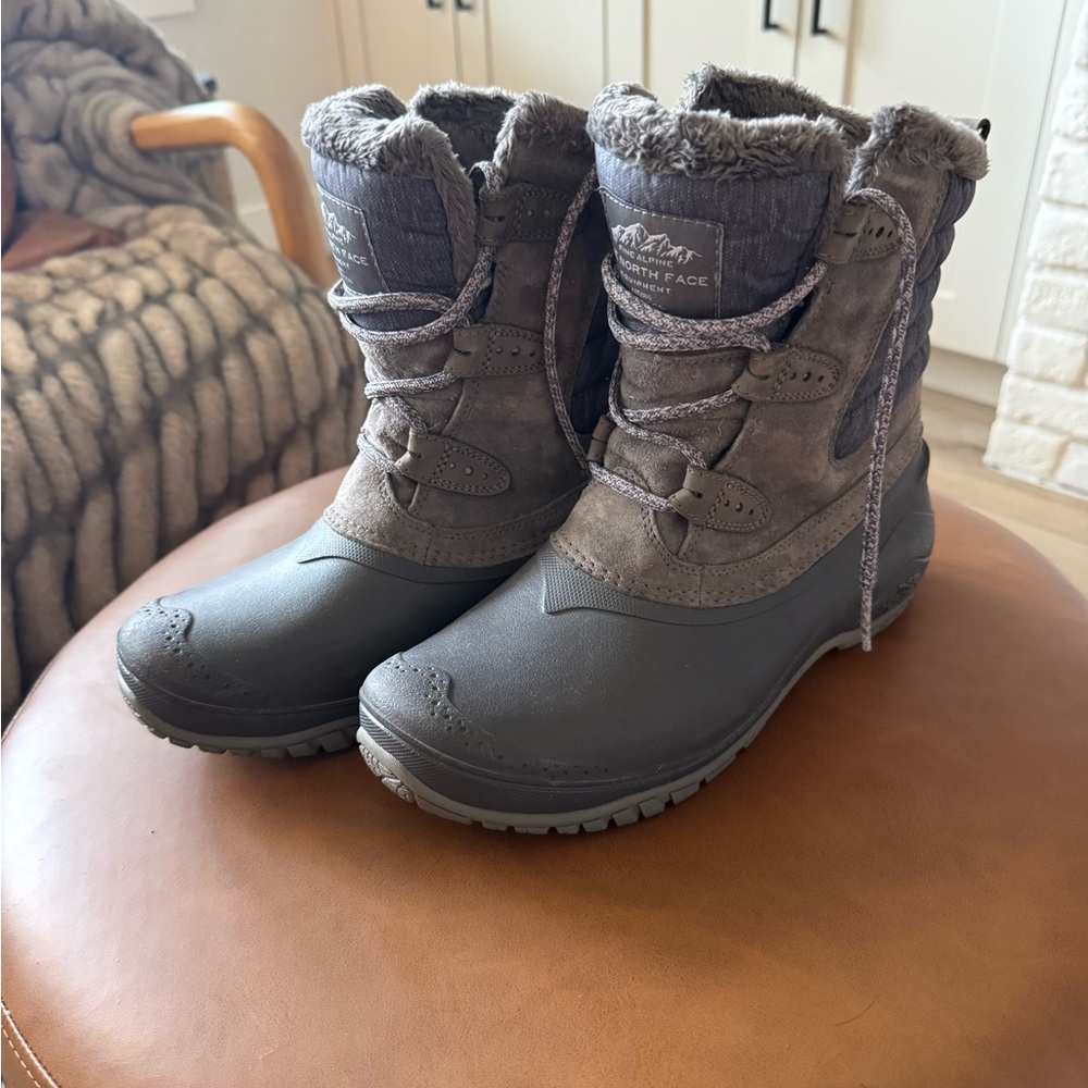 The North Face Women's Gray Leather Winter Boots - Like New!